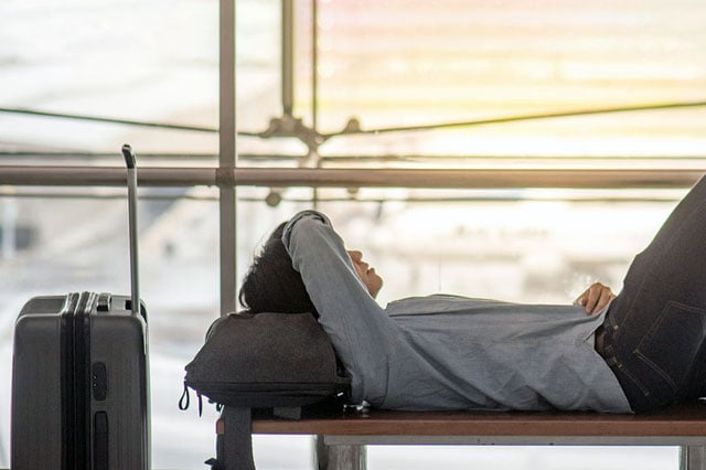 Пътник на летище, отменен полет