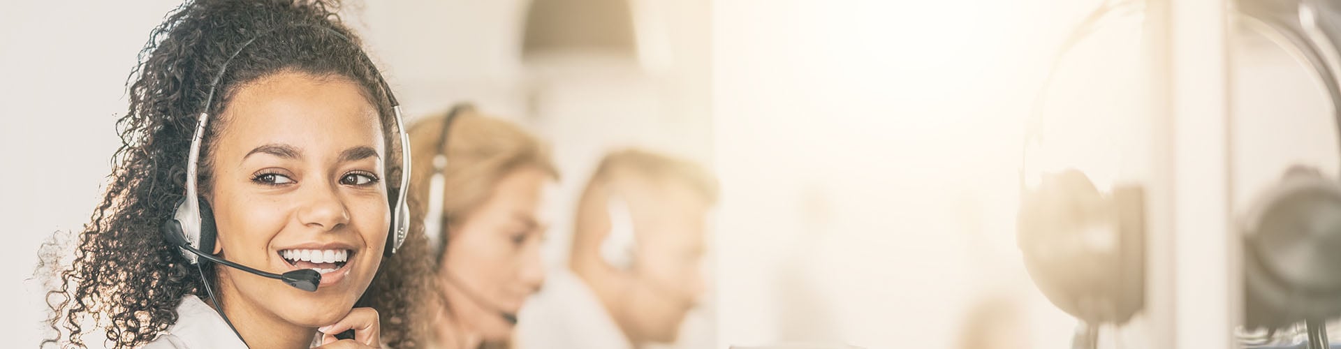 усмихната жена с хедсет телефон