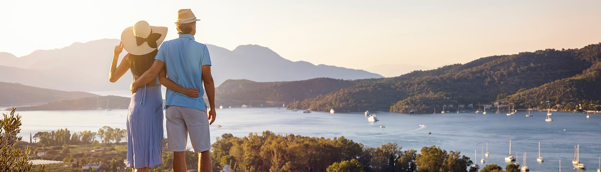 Мъж и жена се наслаждават на пролетта с прекрасна гледка към езеро