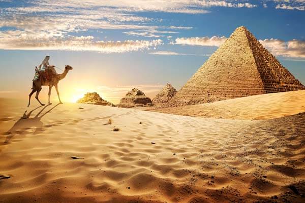 Пирамидите в Египед, камила с бедуин