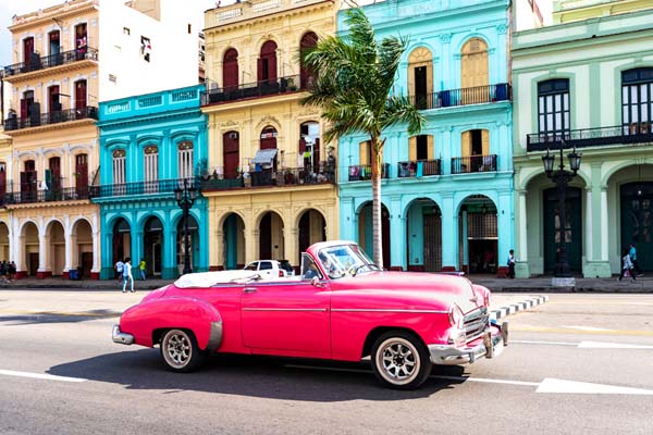 Червен ретро автомобил в Куба