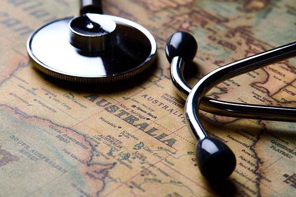 Карта, показваща Австралия, и стетоскоп