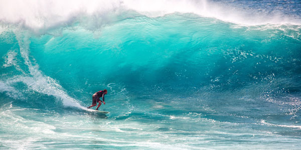  Човек сърфира на гигантска вълна в Австралия