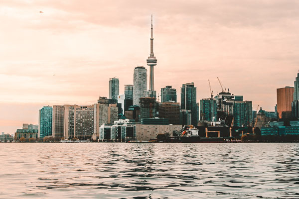 Изглед към силуета на Торонто от водата, Канада