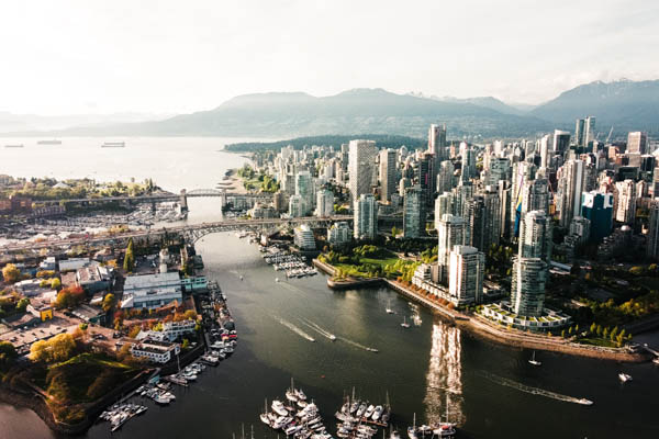 Изглед към Ванкувър, Канада с високи сгради и мост