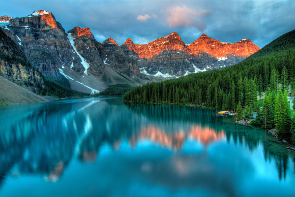 Изглед към национален парк Банф, Канада, планини и река с огледално отражение