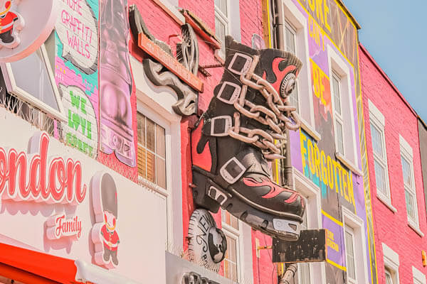 Изкуство на улицата в Камдън, реклами и огромна обувка
