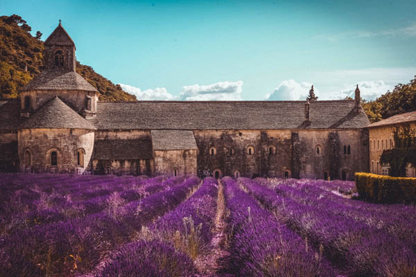 Романтична къща във френския Прованс с цъфтящо поле от лавандула