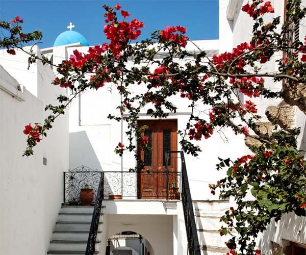 Скирос, Гърция бяла къща със стълби и червени цветя