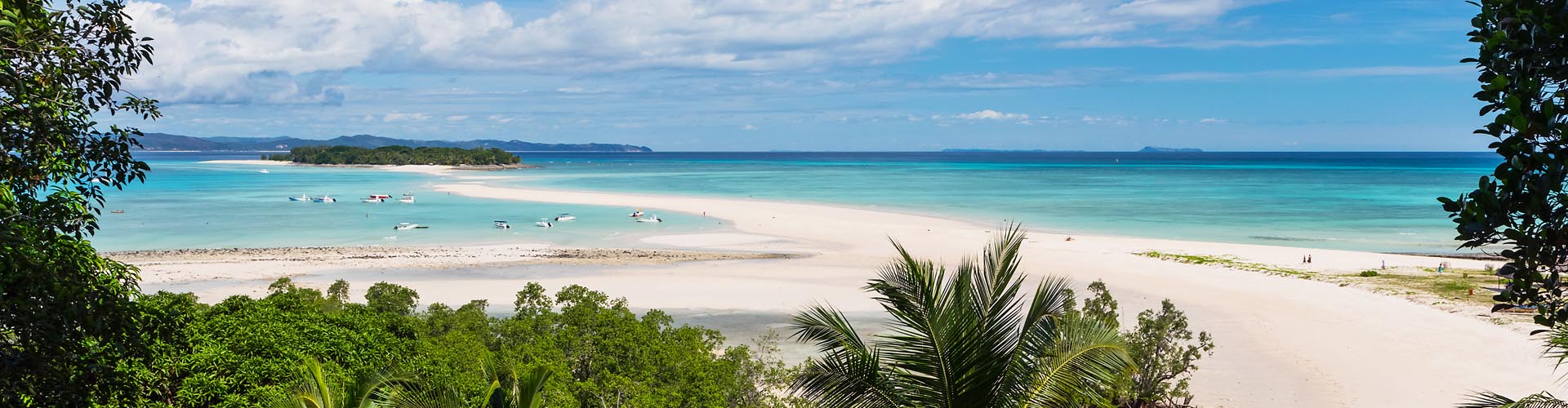 Обширен бял пясъчен плаж и тюркоазено море в Мадагаскар