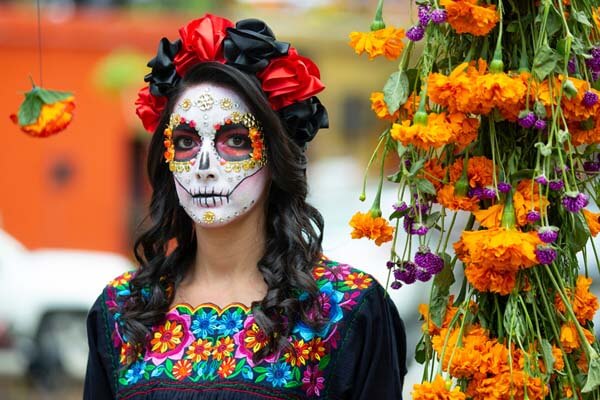 Мексикански фестивал dia de los muertos жена с изрисувано лице