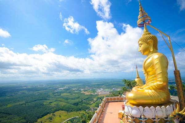 Златна статуя на Буда в Тайланд