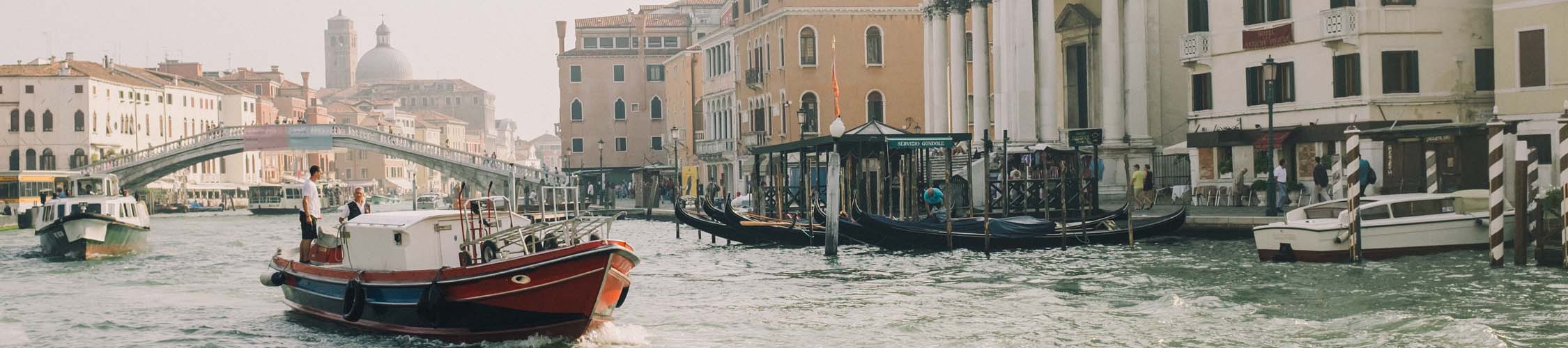 Лодка в канала на Венеция, Италия