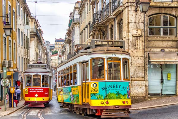 Типични цветни трамваи в Португалия