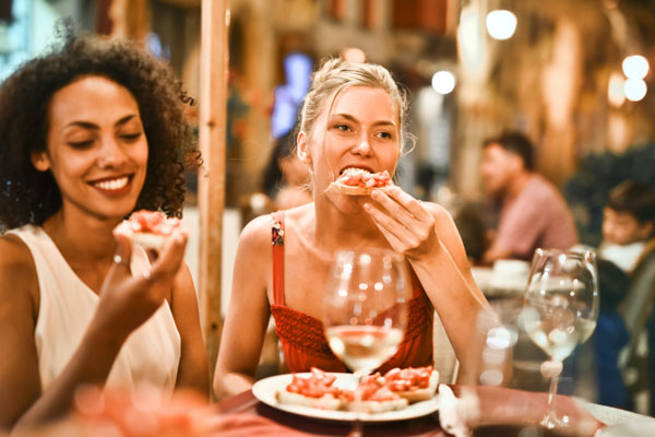Две жени се наслаждават на вечеря в ресторант