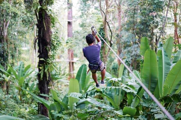 Със зиплайн през колумбийската джунгла безгрижно с добра застраховка за пътуване.