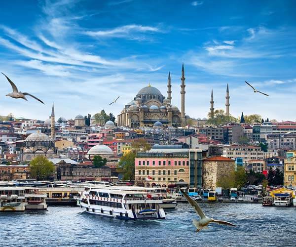 Истанбул, Турция изглед към града с море