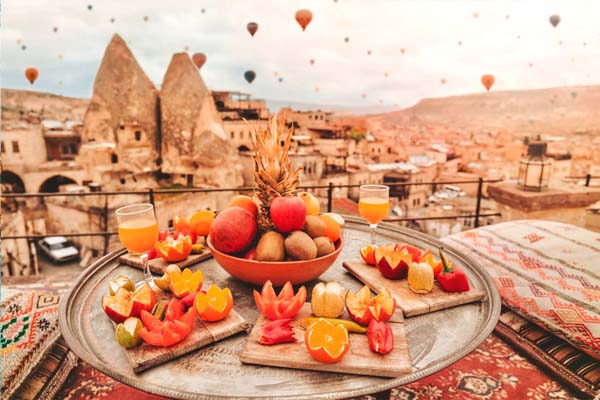Кападокия, Турция маса с плодове и изглед към долината