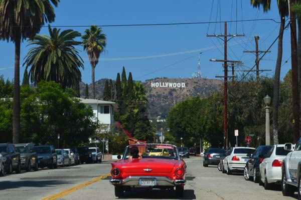 Лос Анджелис, Холивуд САЩ - червен ретро автомобил