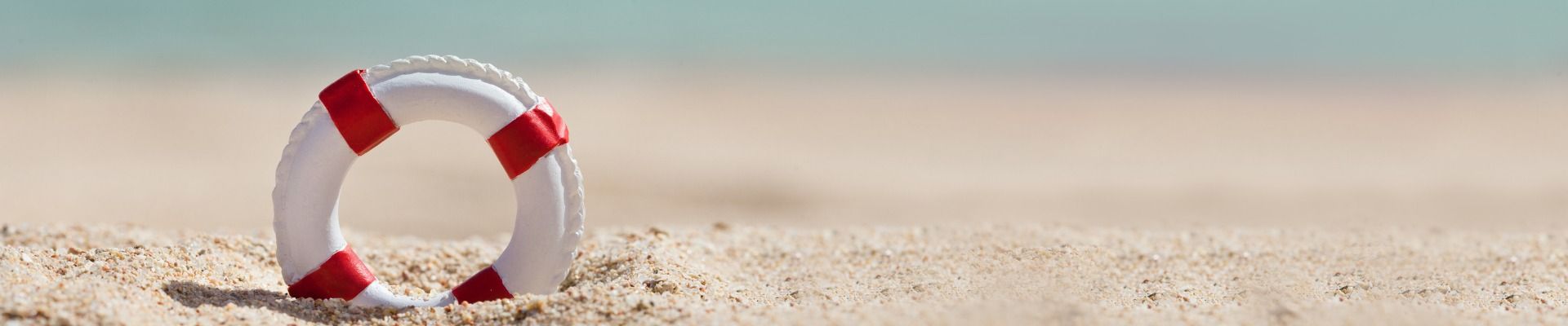 спасителен бялочервен пояс на плаж