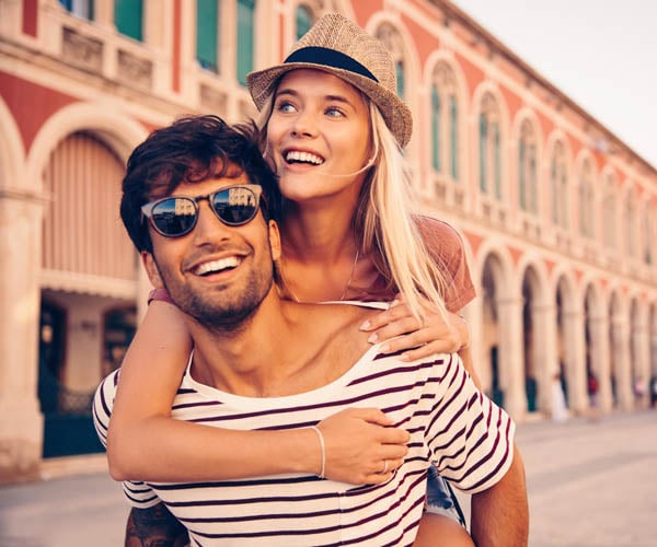 Двойка на почивка, добре застраховани и спокойни