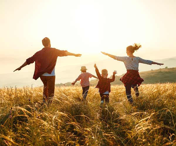 Семейство с две деца на поляна, добре застраховани