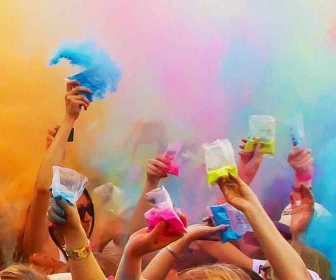 Ръце във въздуха, хвърлят пъстрър прах