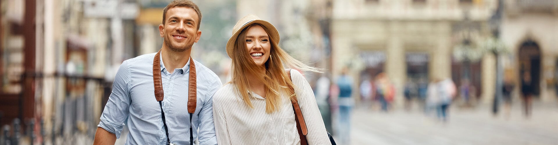Застраховка при пътуване в чужбина, туристическа двойка, усмихваща се по време на почивка