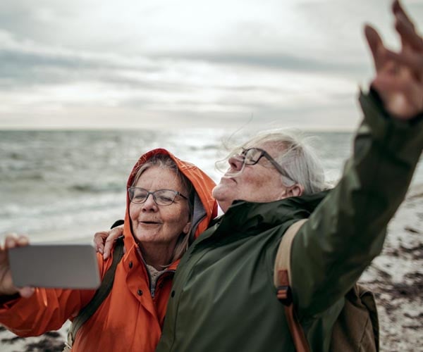 двойка на туристическа почивка в чужбина, правят си селфи