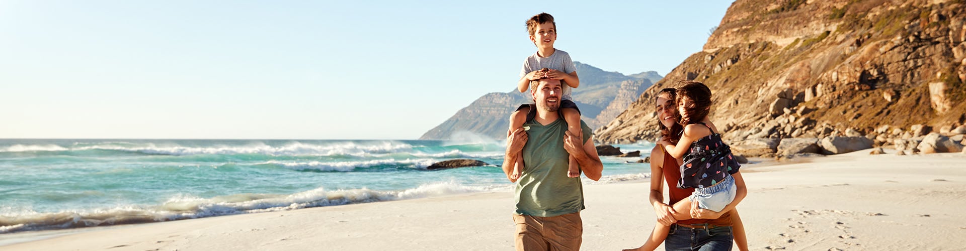 Медицинска застраховка със защита при отмяна на пътуване, турист на планина с ръце във въздоха