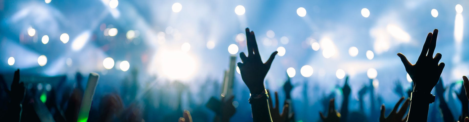 Застраховка при анулиране на билет, концерт и ръце във въздуха