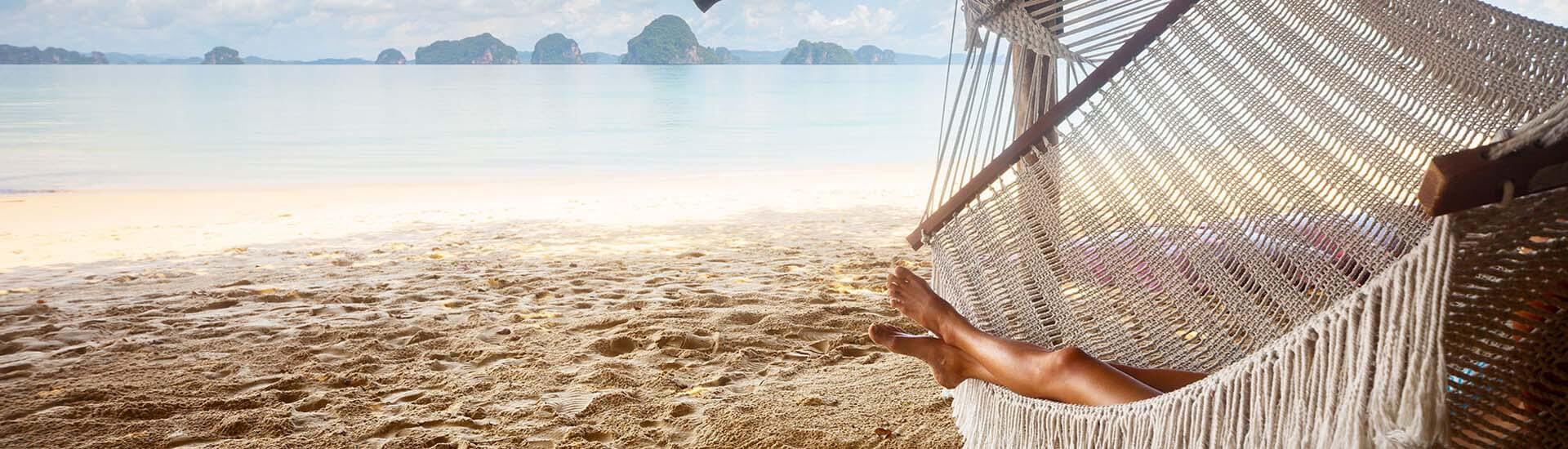 Годишна застраховка при пътуване в чужбина, жела лежи в хамак на плажа