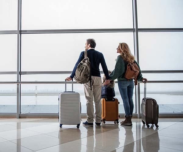 Мъж и жена с много куфари на летището.