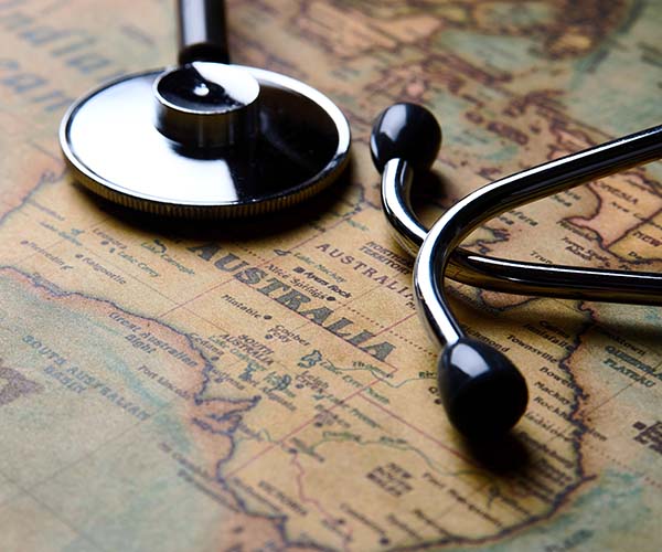 Карта, показваща Австралия, и стетоскоп