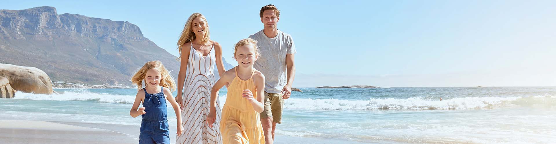 Семейство с две деца на море