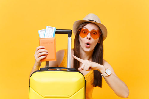 Жена с куфар и самолетни билети, преди отпътуване