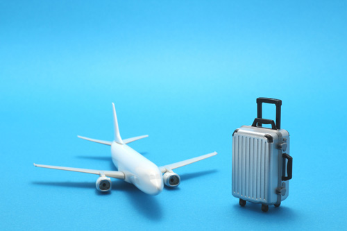 Самолет и куфар за ръчен багаж