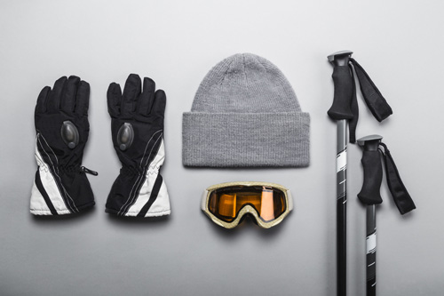 Ръкавици за ски, зимна шапка, очила за ски, щеки