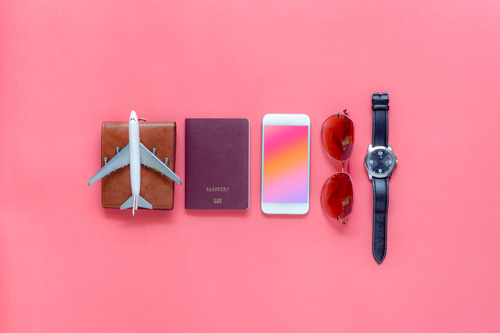 Макет на самолет, портфейл, паспорт, мобилен телефон, черни очила, часовник - обурудване за пътуване в чужбина