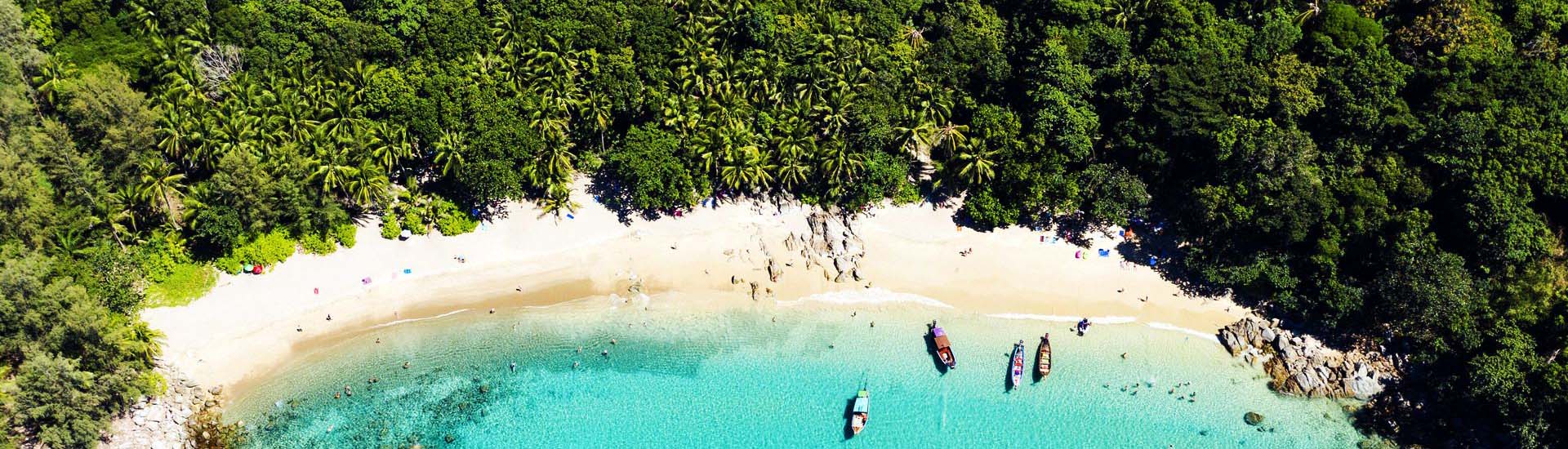 Карибски плаж с лодки, гора, бял пясък и море