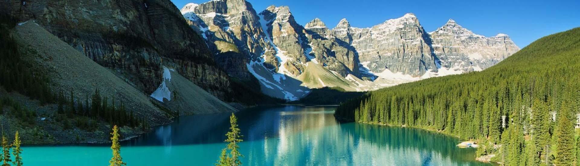 Панорамен изглед към езеро в Канада