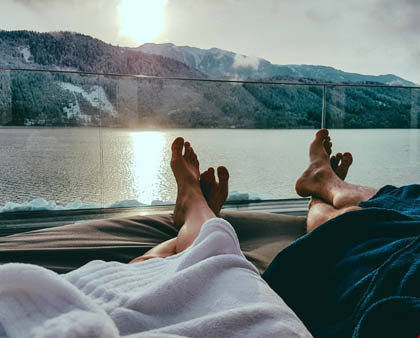 Крака на двойка, която е на почивка на езеро