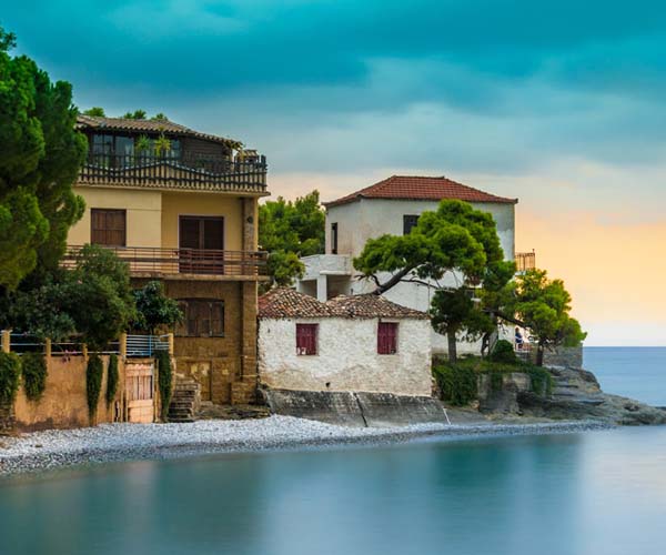 Каламата, Гърция изглед към морето къщи на брега